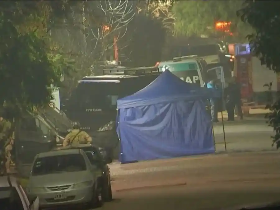 Luego de asesinar a la pareja de su ex, un policía se atrincheró y se quitó la vida. Foto: captura