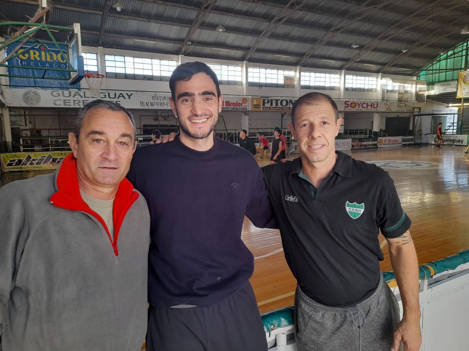 Eduardo Uriarte, como directivo; Ignacio Echeverría, como jugador y Joaquín Etcheverri como DT. tratan de no dejar ningún detalle librado al azar para que el próximo viernes el título de campeón del Asociativo se queda en el Islas Malvinas.