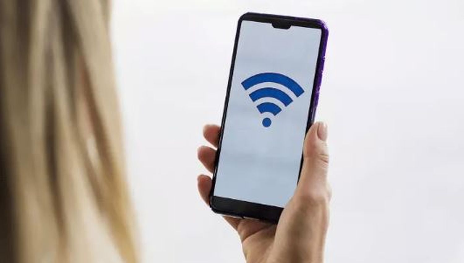 Por qué es importante desactivar el Wi-Fi del celular al salir de casa: tres razones claves