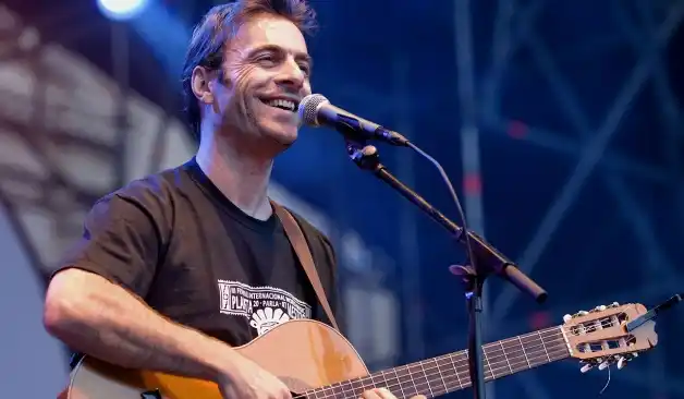 Kevin Johansen toca gratis en Morón
