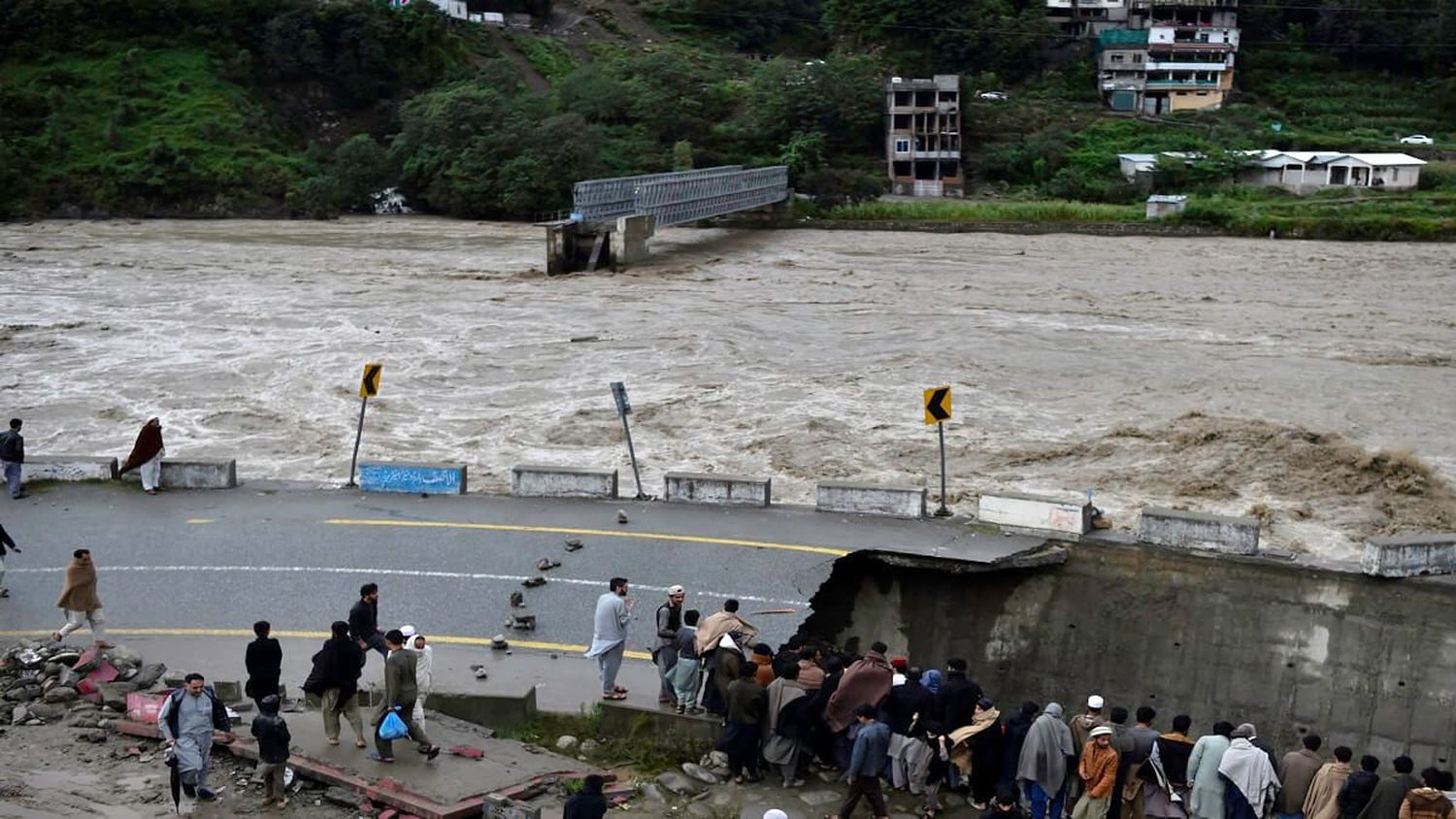 ¡PAKISTÁN LLORA! Más de 1.000 muertos han dejado las lluvias y crecida de los ríos