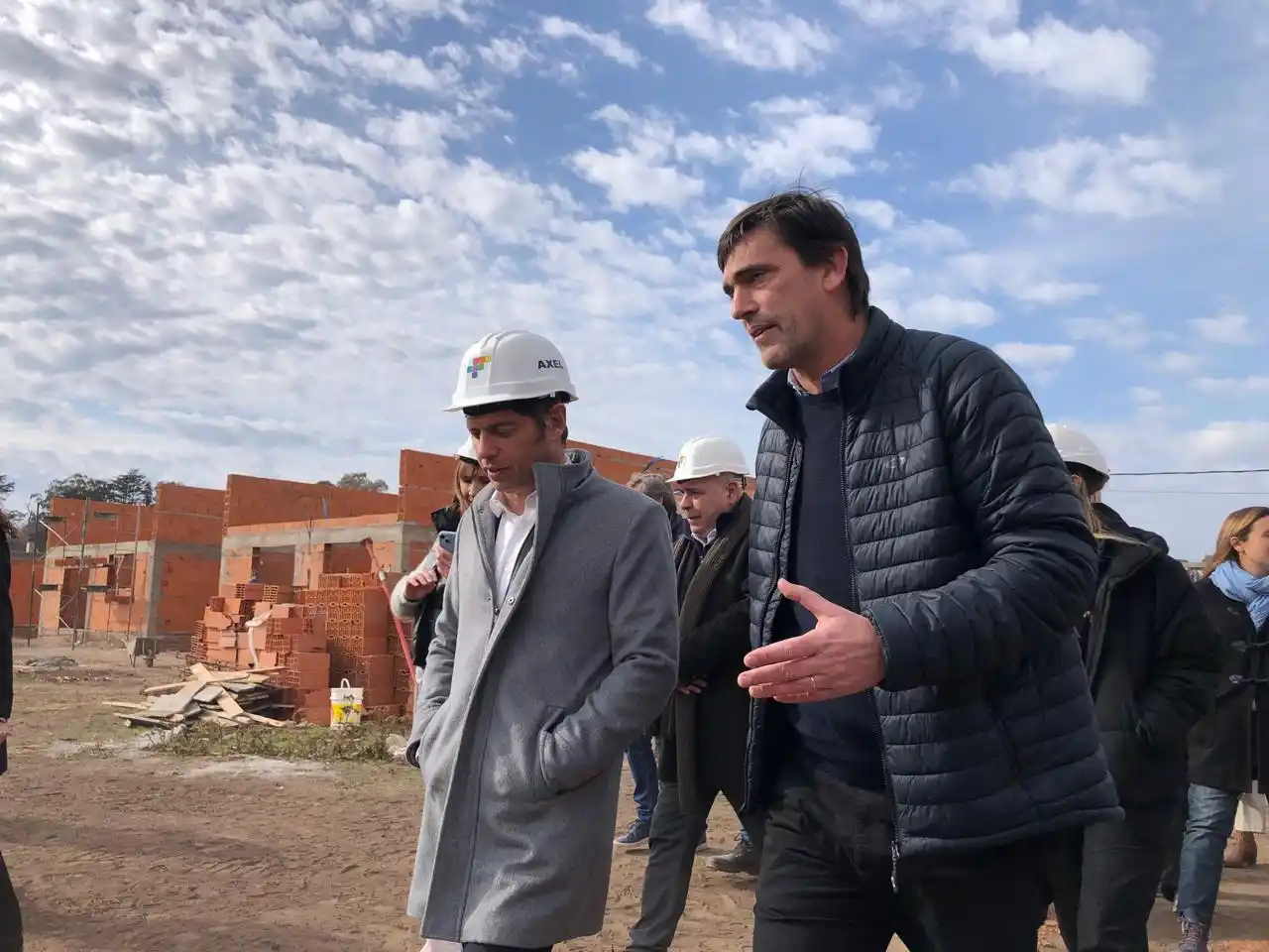 El Gobernador Axel Kicillof, junto al diputado nacional Rogelio Iparraguirre recorriendo el complejo habitacional Sans Souci.