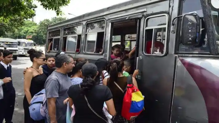 ASALTABAN UN BUS EN BARUTA: sujetos matan de un tiro en la cabeza a un constructor en Caracas