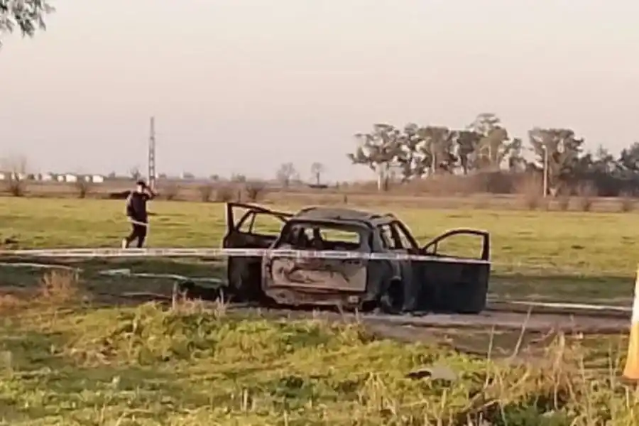 Encuentran dos cuerpos calcinados dentro de un auto en un camino rural de Gálvez