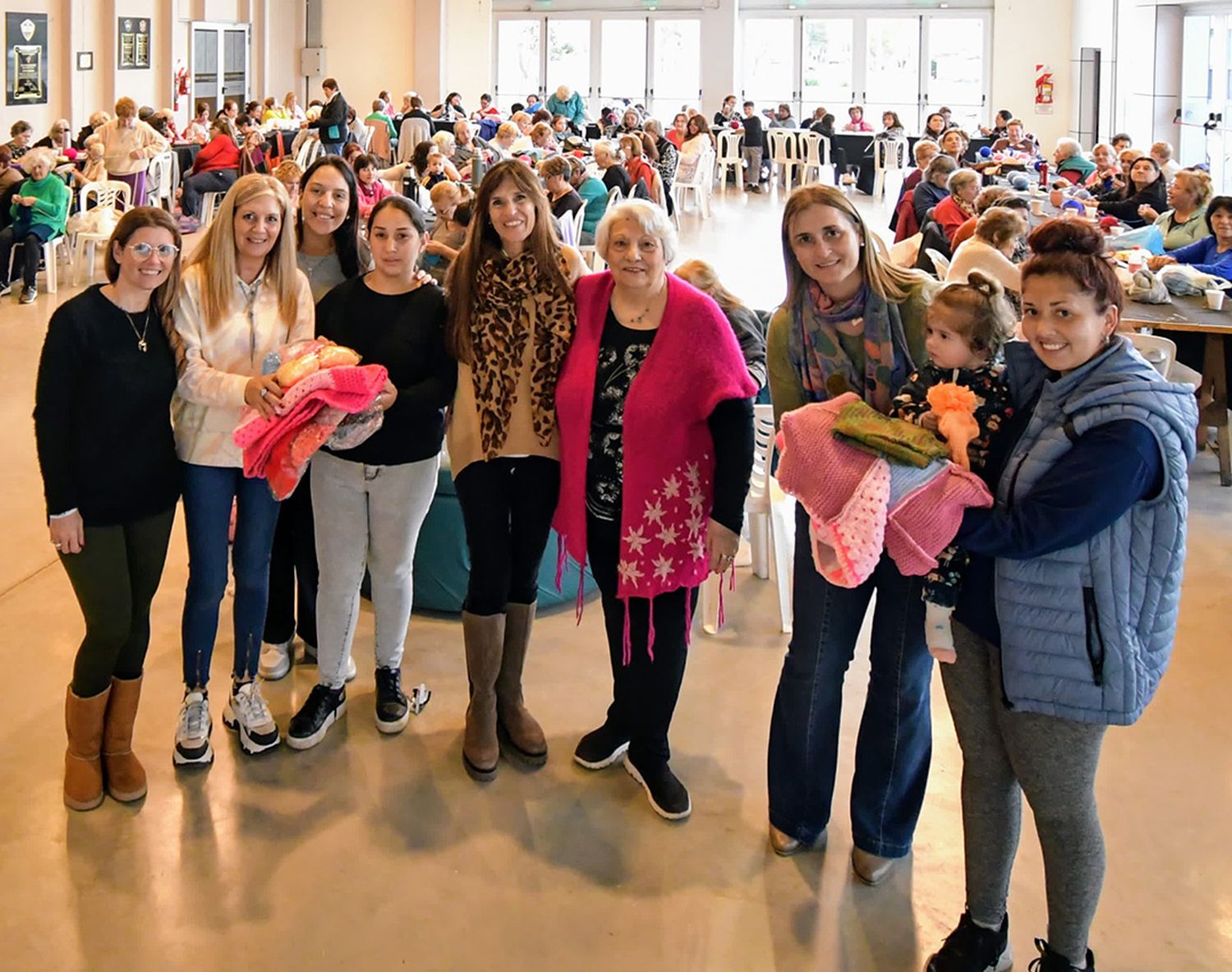 Las integrantes del Consejo de la Mujer realizaron la entrega de las prendas confeccionadas por las tejedoras.