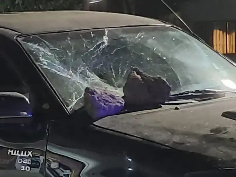 El motociclista tomó grandes piedras y las arrojó contra la 4x4.