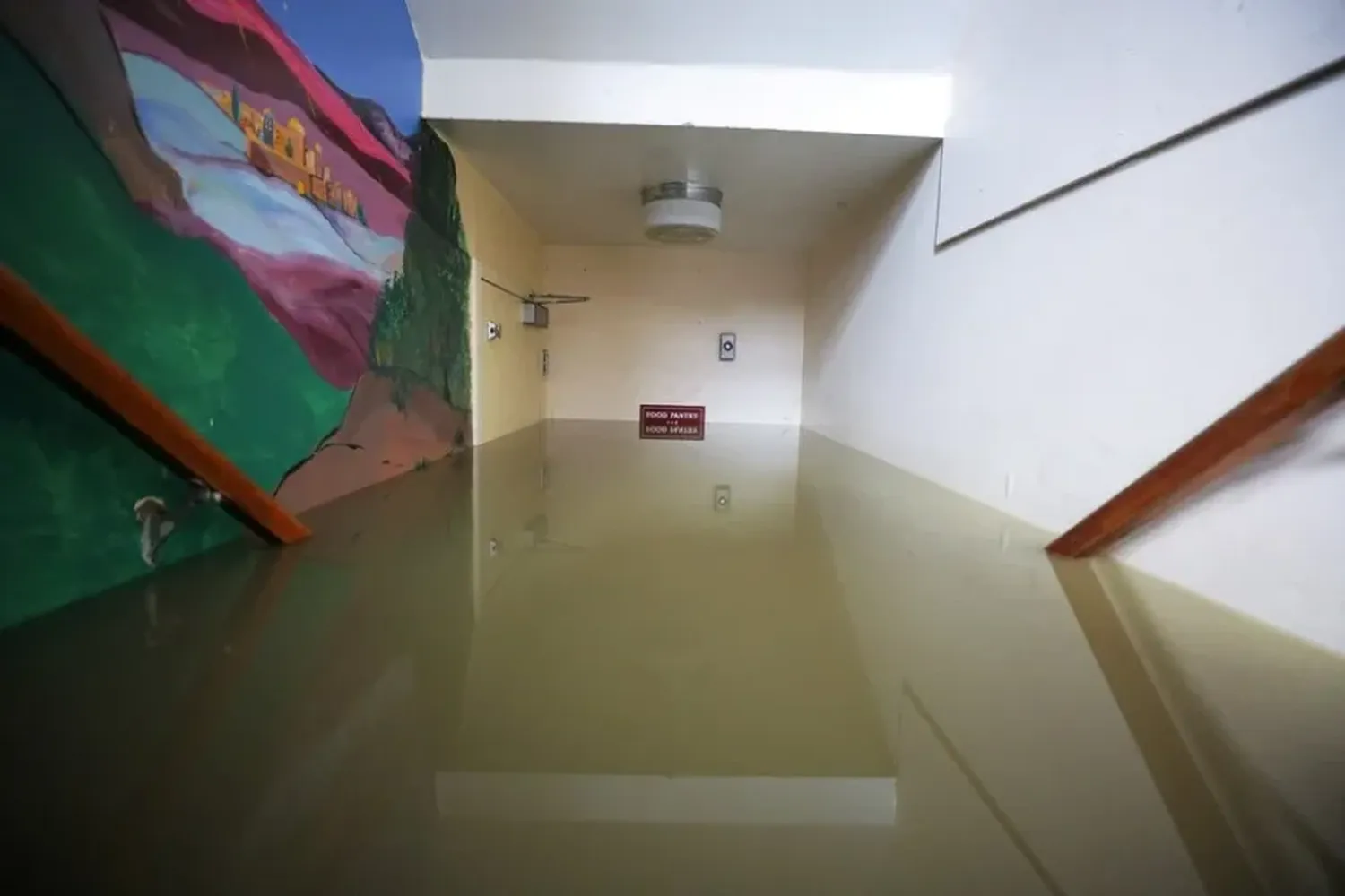 El agua llena la despensa de alimentos del sótano de la Iglesia Metodista Unida de la Trinidad después de las inundaciones de las recientes tormentas de lluvia en Montpelier, Vermont, EE. UU., 11 de julio de 2023. Foto: Reuters