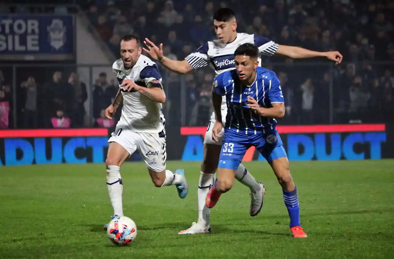 Bullaude se quiere escapar de Alemán y Cardozo.