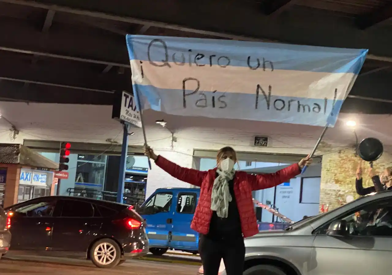 Cacerolazo frente a la Quinta de Olivos contra las nuevas restricciones lanzadas por Alberto Fernández