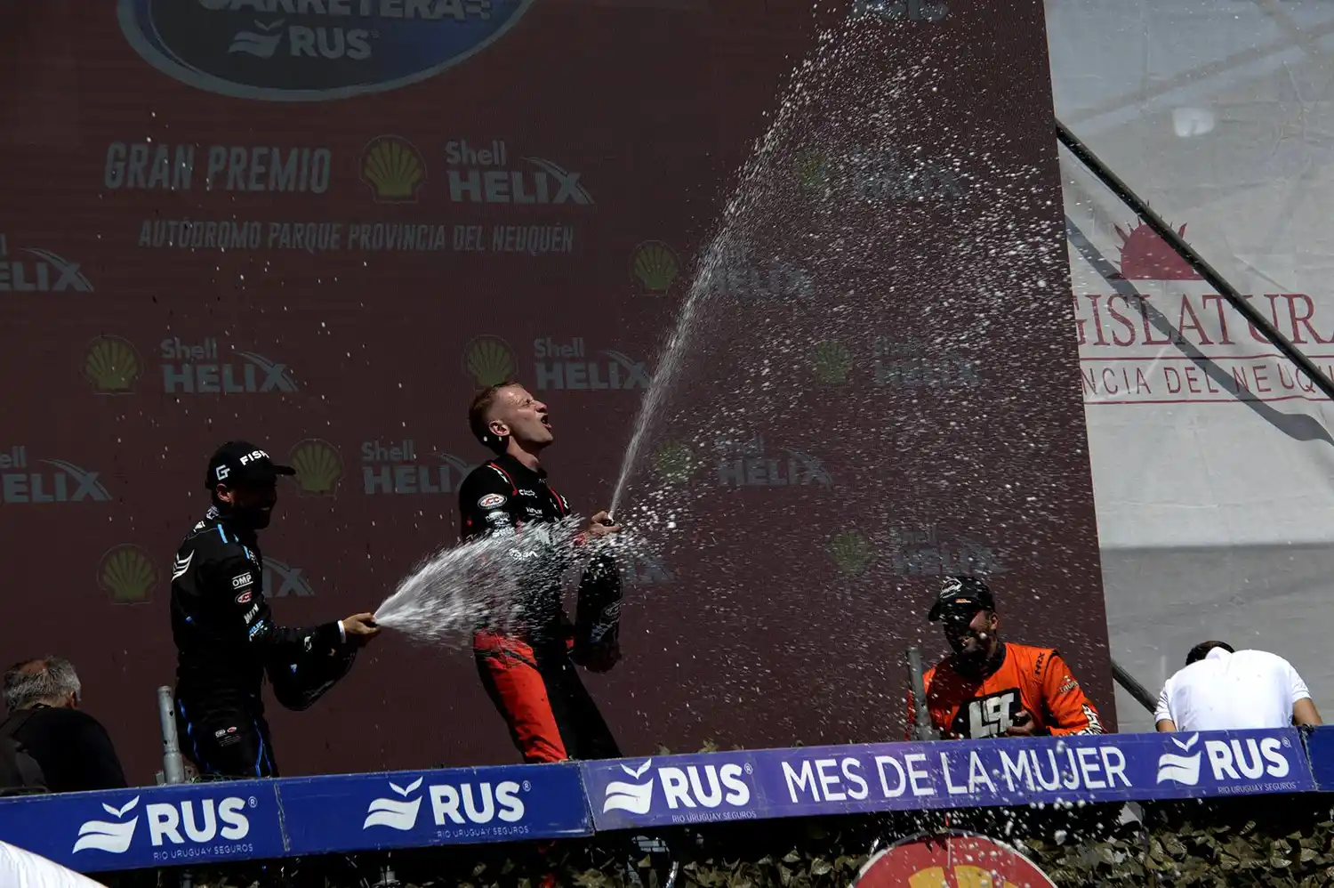 Catalán Magni festeja en el podio de Centenario.