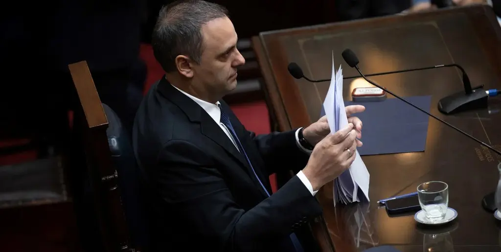 El jefe de Gabinete expuso el estado de rutas, vacantes judiciales, envíos sanitarios, deuda previsional y obras frenadas. Foto: Xinhua