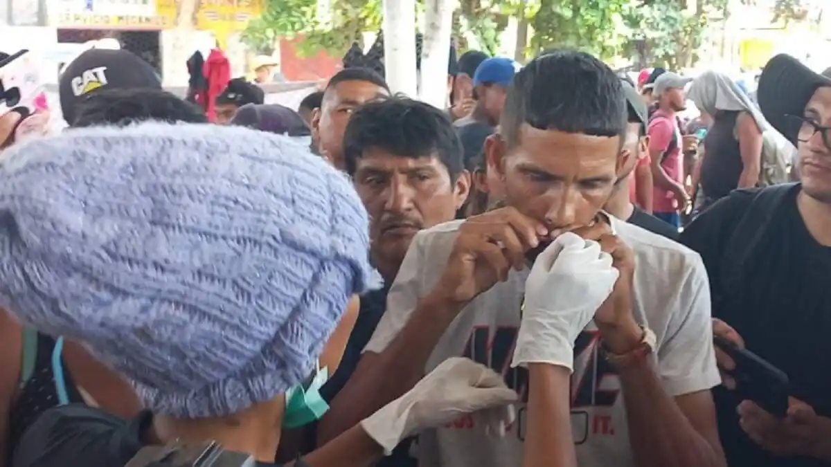 ¡MEDIDAS EXTREMAS! Migrantes se cosen la boca y piden visas humanitarias a México