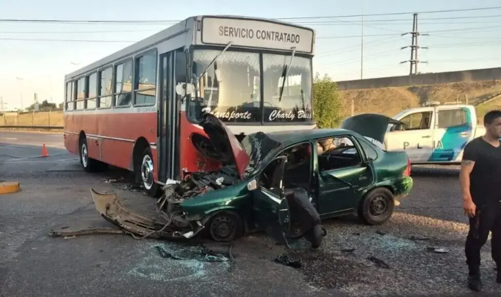 Conductor alcoholizado embistió a micro escolar en Tigre