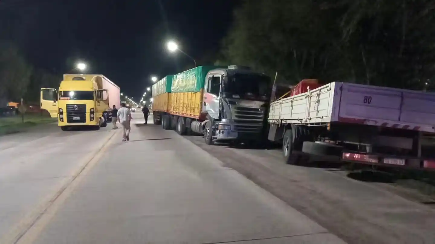 Impactante choque en cadena entre tres camiones en Ruta 19: dos conductores hospitalizados