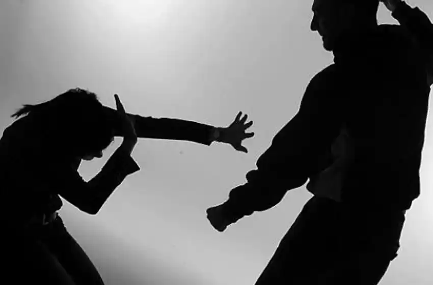 Un hombre apuñaló a su pareja en el cuello