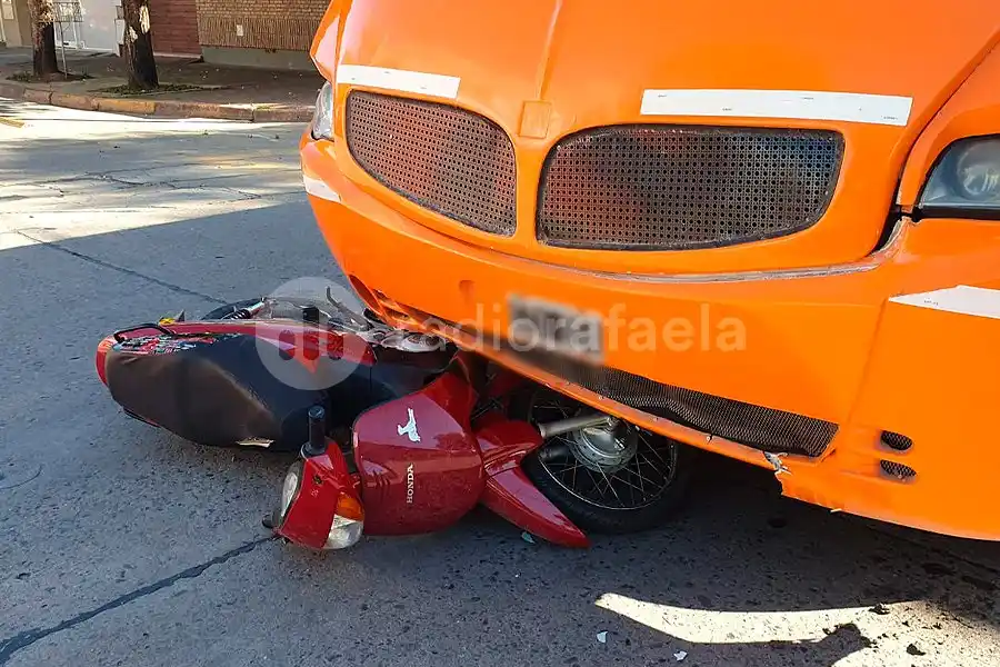 Fuerte accidente: un minibús se llevó puesto a una motociclista