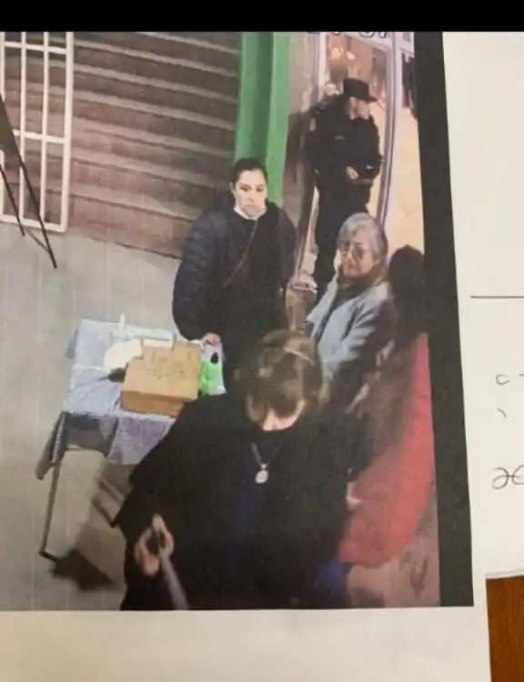 En la gráfica se observa el momento en que la mujer realiza la agresión con gas pimienta (o algo similar) a los jugadores correntinos. Esta señora habría vuelto al lugar del hecho.