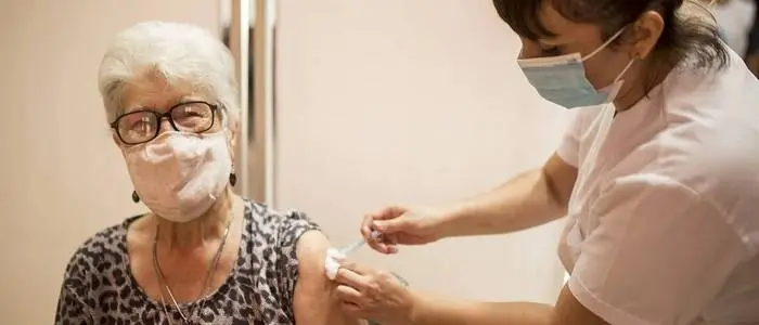 La vacuna contra la gripe se puede aplicar junto con la del COVID-19