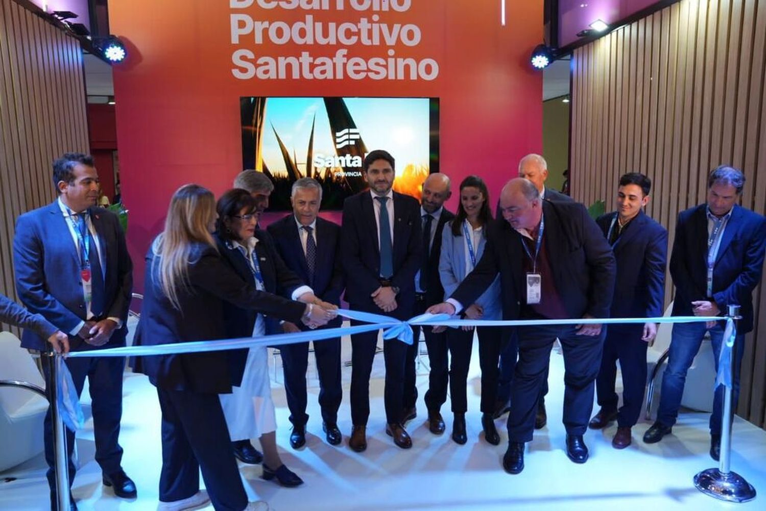 El gobernador de Santa Fe participa del corte de cintas