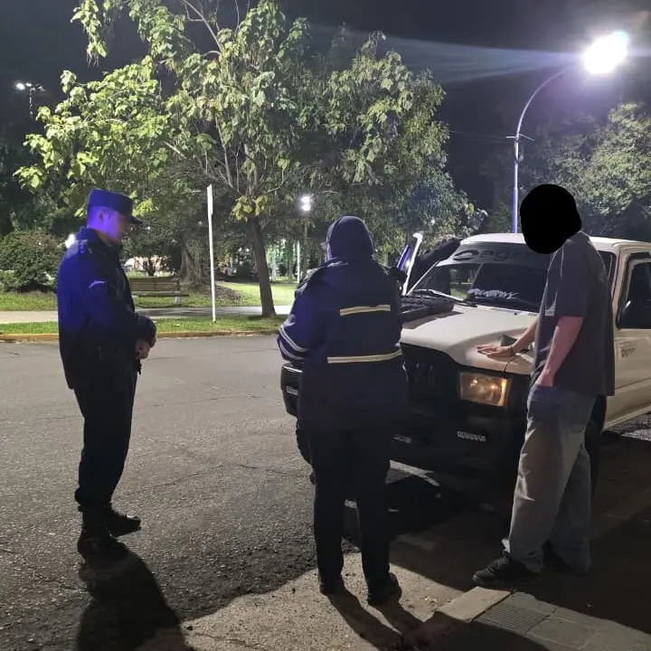 Camioneta retenida: conductor alcoholizado realizaba maniobras peligrosas en plena vía pública