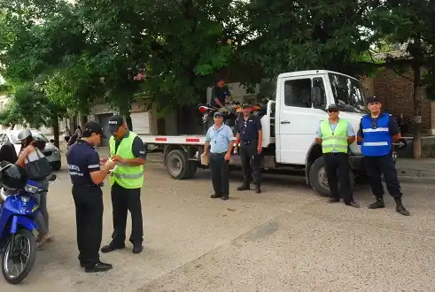 Comenzaron a notificar la obligatoriedad del uso del casco integral en la ciudad