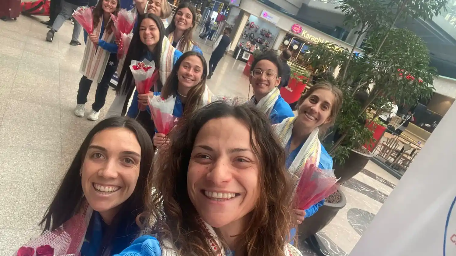 Lunghi (a la izquierda, en primer plano), en la llegada a India.