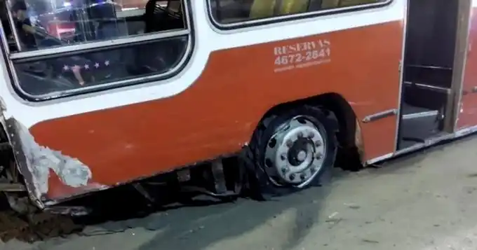 País generoso: Ya liberaron al delincuente que robó un micro escolar, chocó 20 autos y se tiroteó con la policía