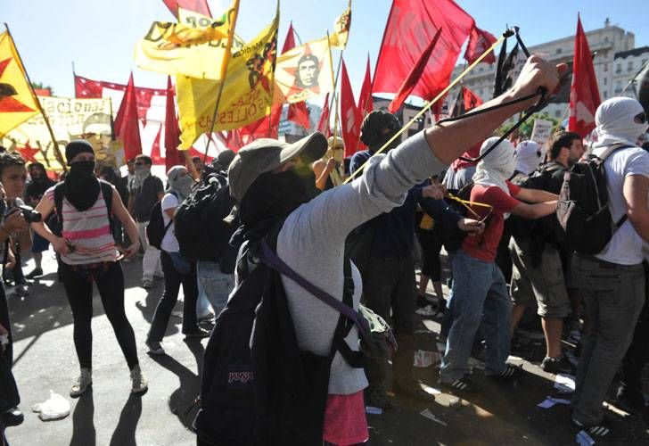 Eligieron al rector de la UBA en medio del caos y la violencia de estudiantes