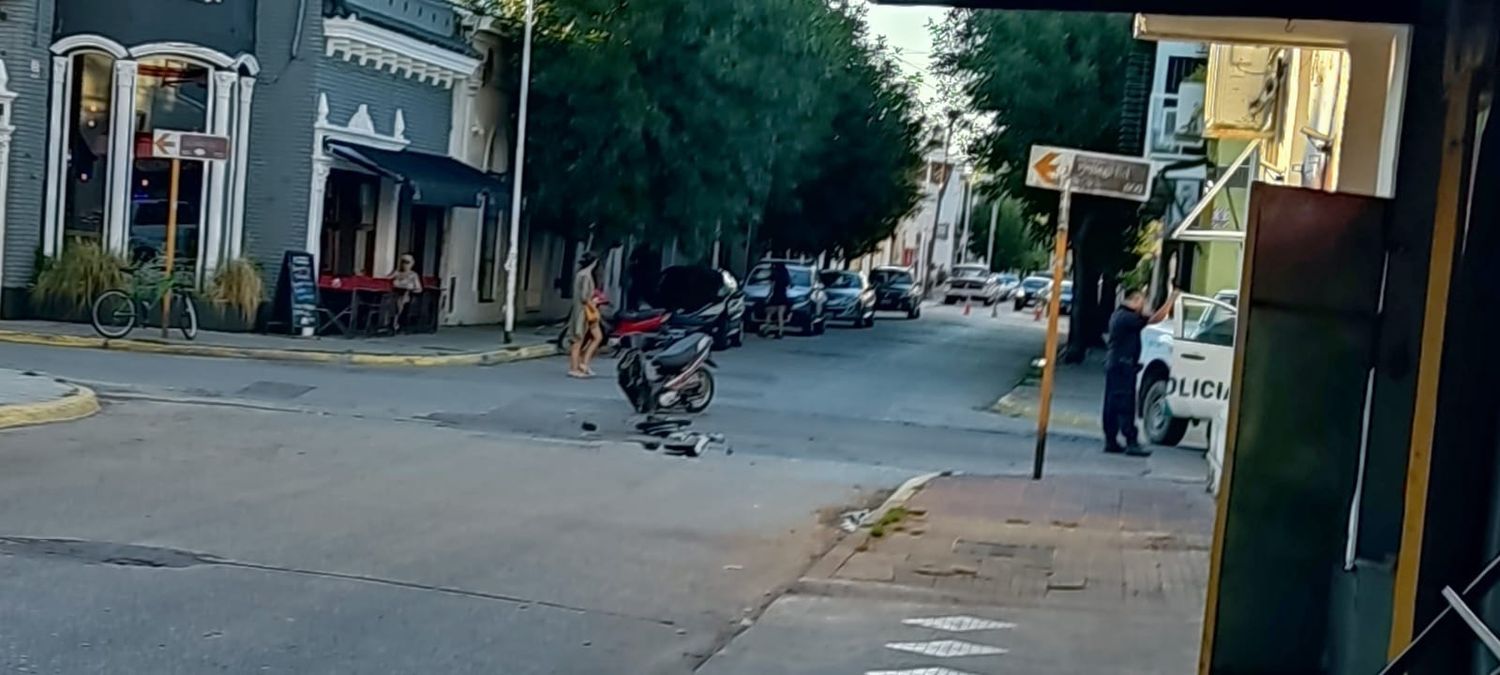 Así quedó la moto tras el choque.