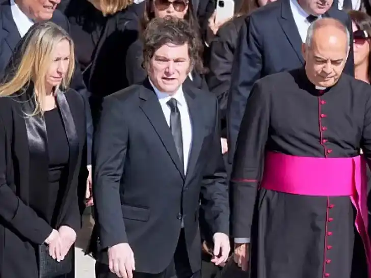 Milei emprendió el regreso al país tras los funerales del Papa Francisco