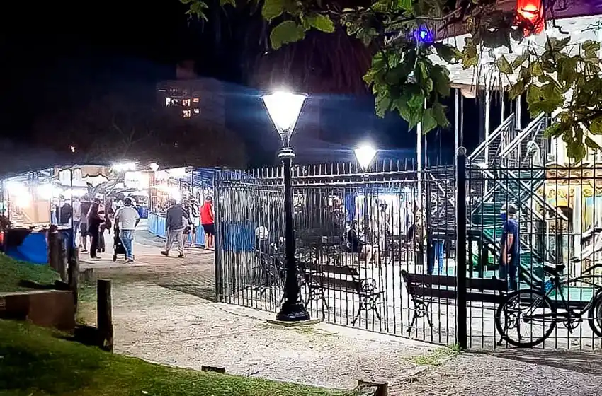 Con fondos de la Provincia, se cambió a LED toda la luminaria de la Plaza San Martín