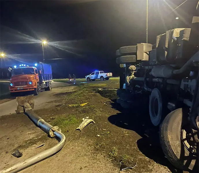 Padre e hijo ilesos, tras el vuelco de un camión