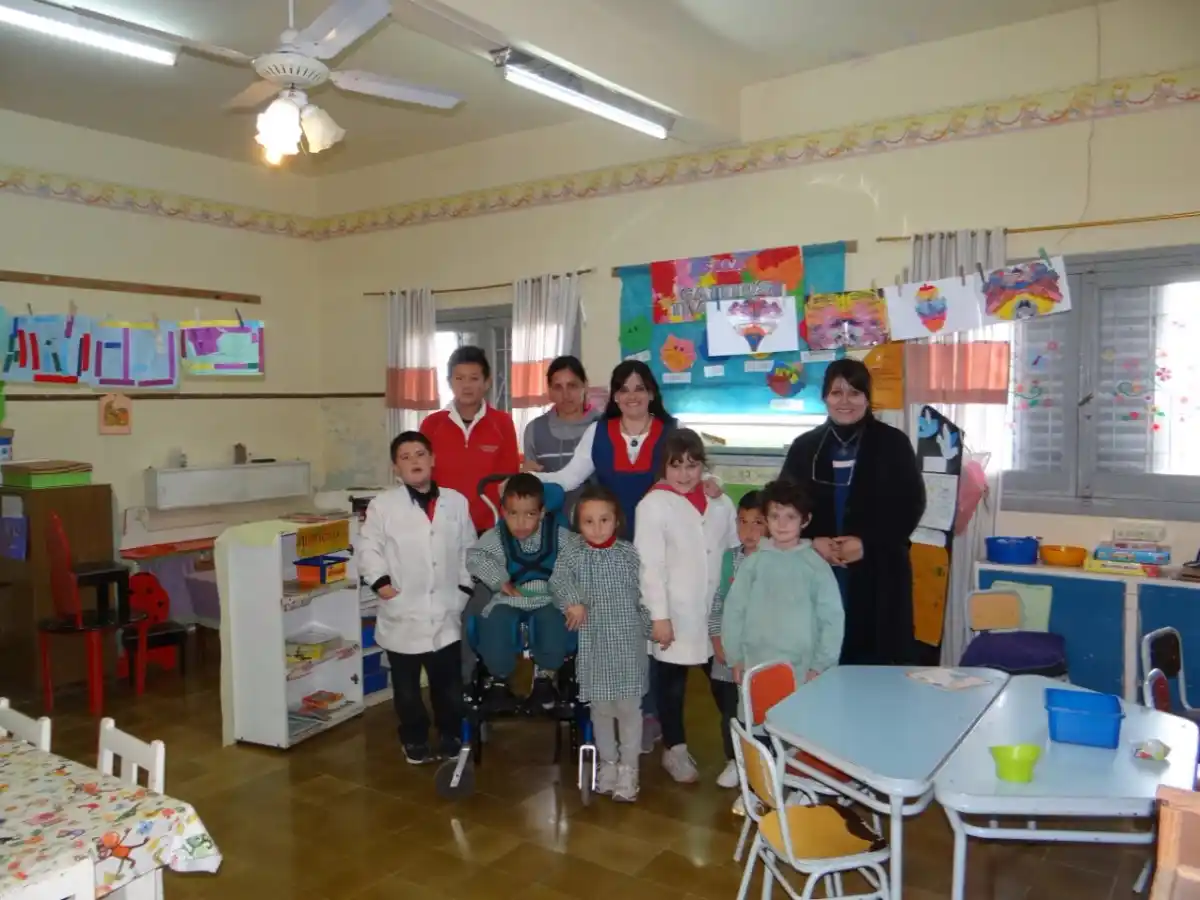 Diez niños caminan hasta 6 kilómetros por día para llegar a una escuela rural de Devoto 