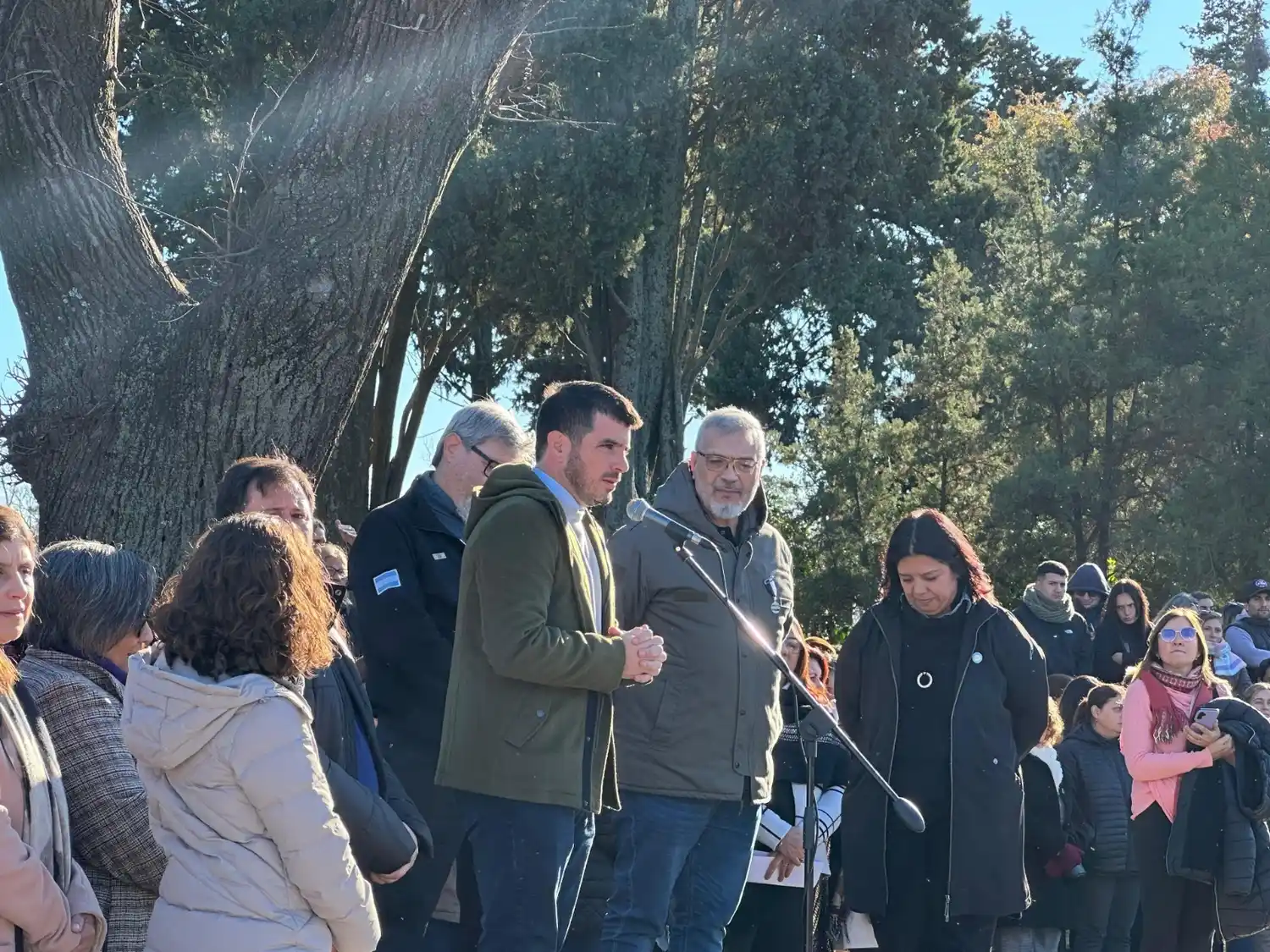 El intendente Chiarella y la delegada del Ministerio de Educación, Verónica Caporaletti, junto a los excombatientes Alejandro Videla y Ricardo Rubíes.