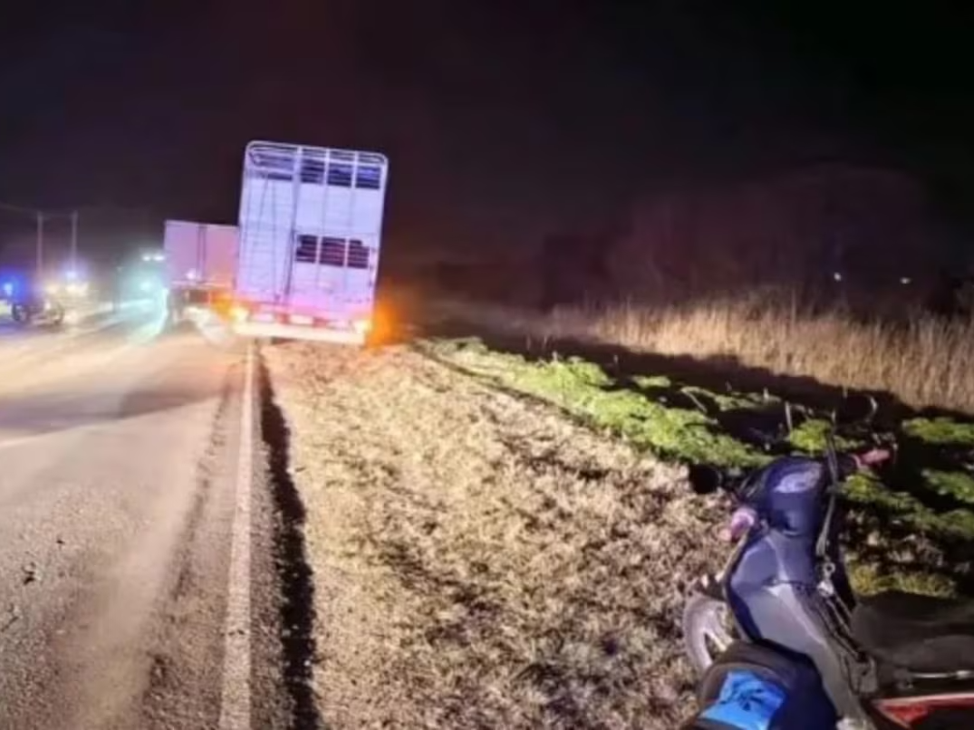 Trágico accidente: viajaba con su hija en una moto, se cayó y murió atropellada por un camión
