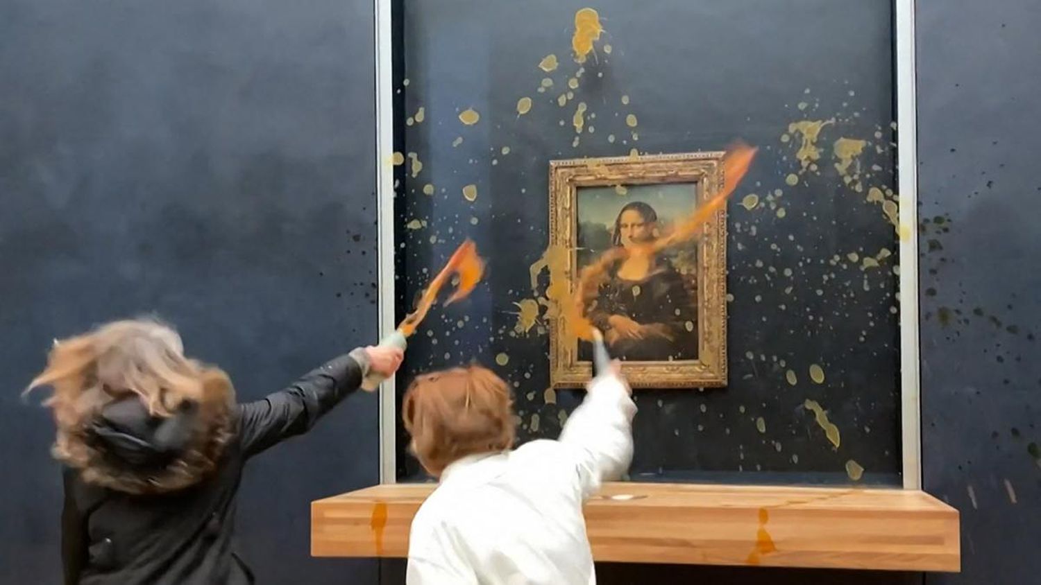 Video: dos activistas arrojaron sopa sobre el cuadro de La Gioconda