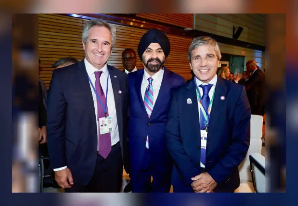 Ajay Banga, presidente del Banco Mundial, junto al ministro de Economía, Luis Caputo, y el canciller Pablo Quirno.

Foto: Agencia NA / Redes (@LuisCaputoAR)