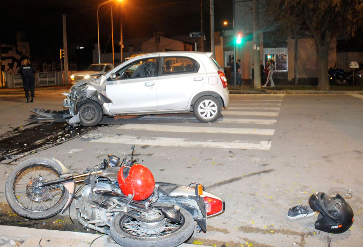 No advirtió el semáforo,  giró a la izquierda y terminó chocando a una moto