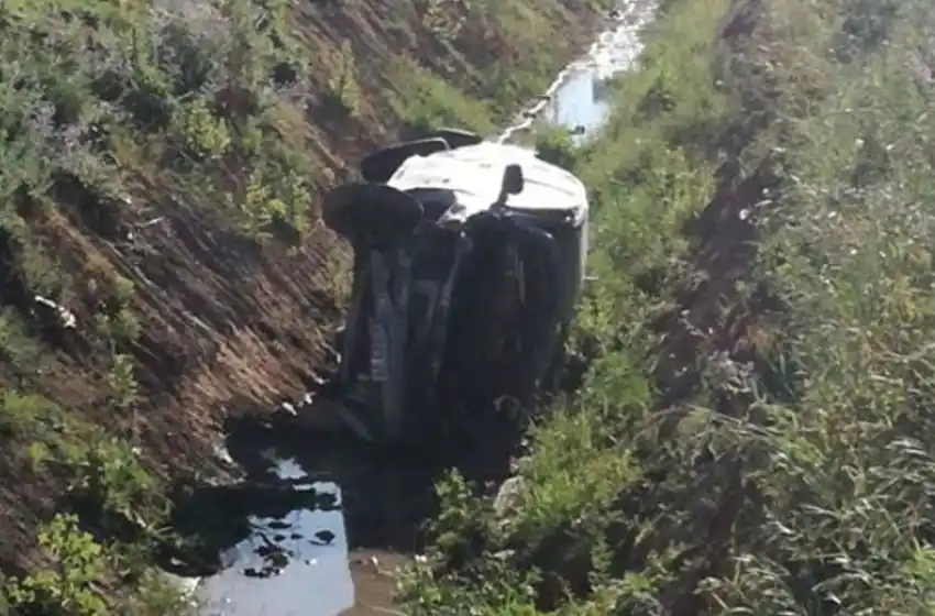 La chocaron, volcó su vehículo y cayó en un zanjón