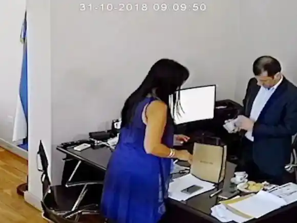 Encuentran un video de Kueider contando plata en Casa de Gobierno