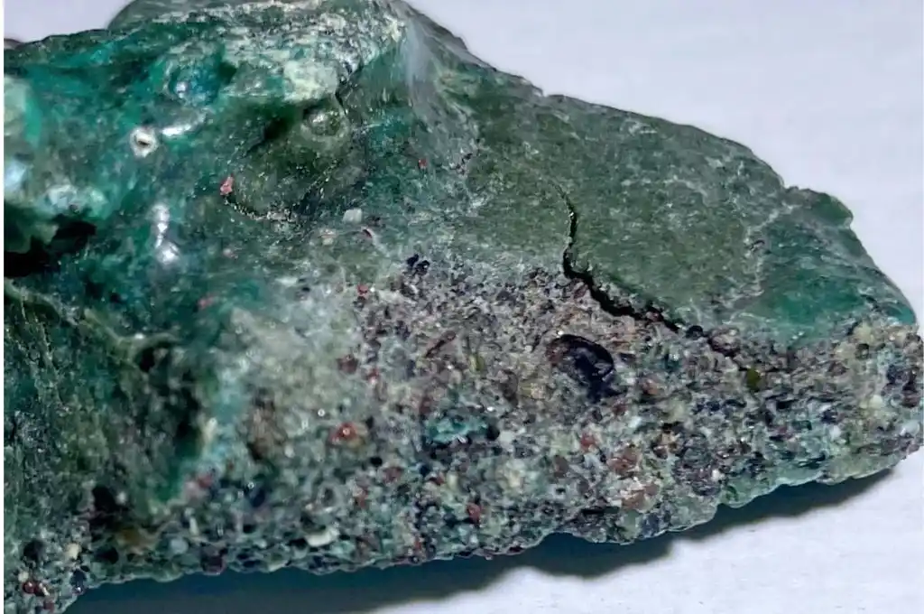 Investigadora halló “rocas de plástico” en una paradisíaca isla de Brasil