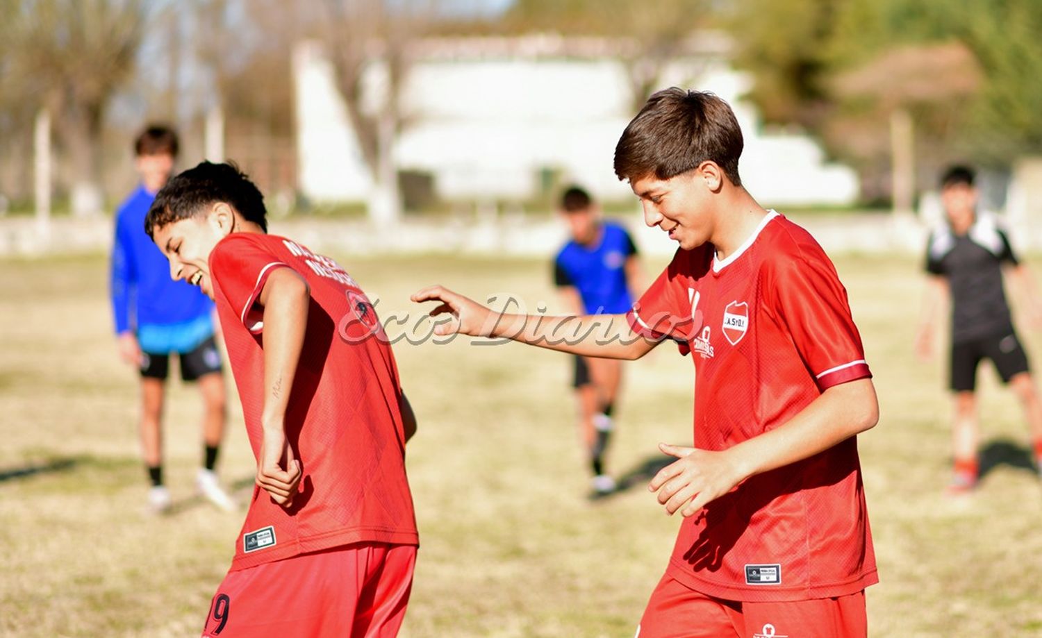 Divirtiéndose y disfrutando en el entrenamiento del juvenil