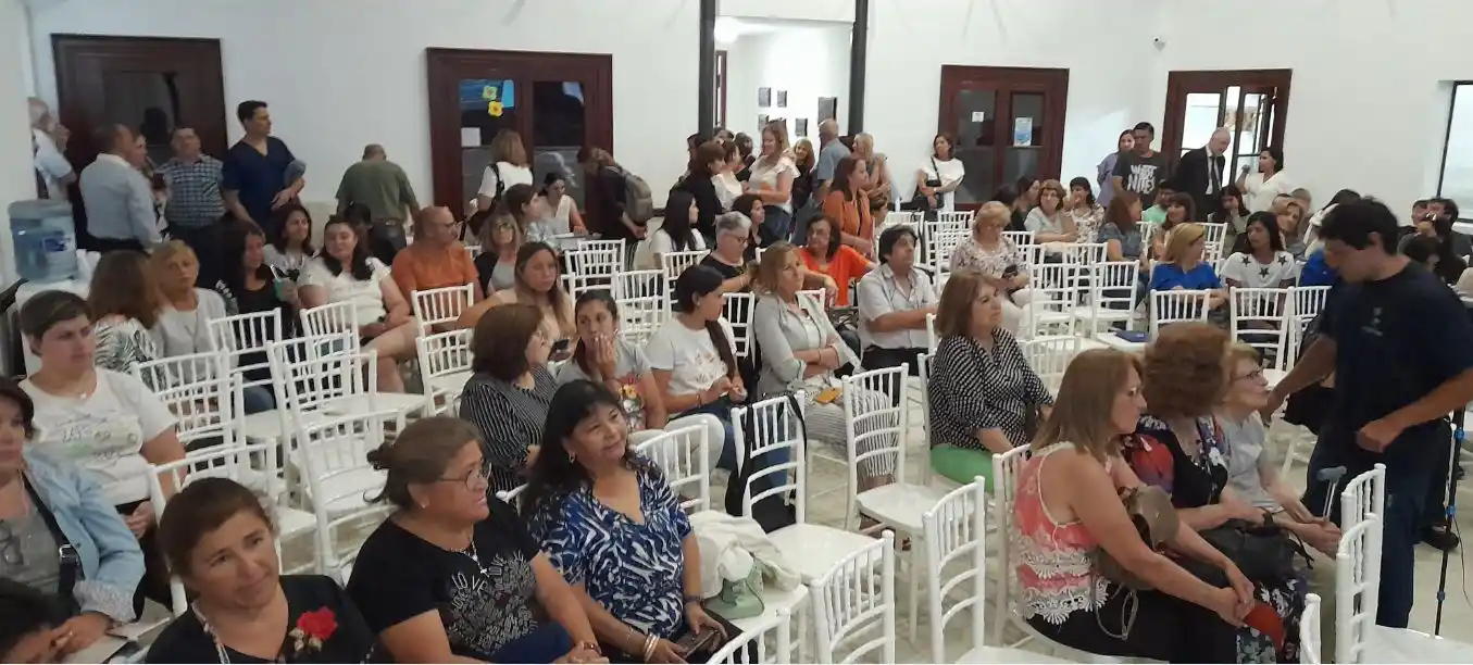 La charla contó con una numerosa concurrencia.