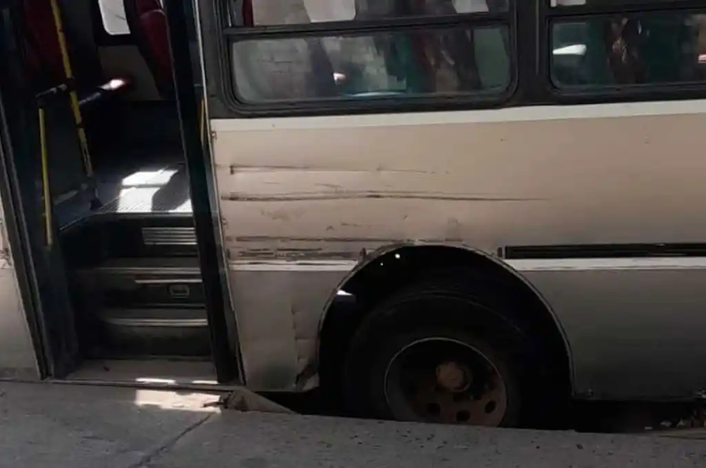 El colectivo de la Línea 9 atascado.