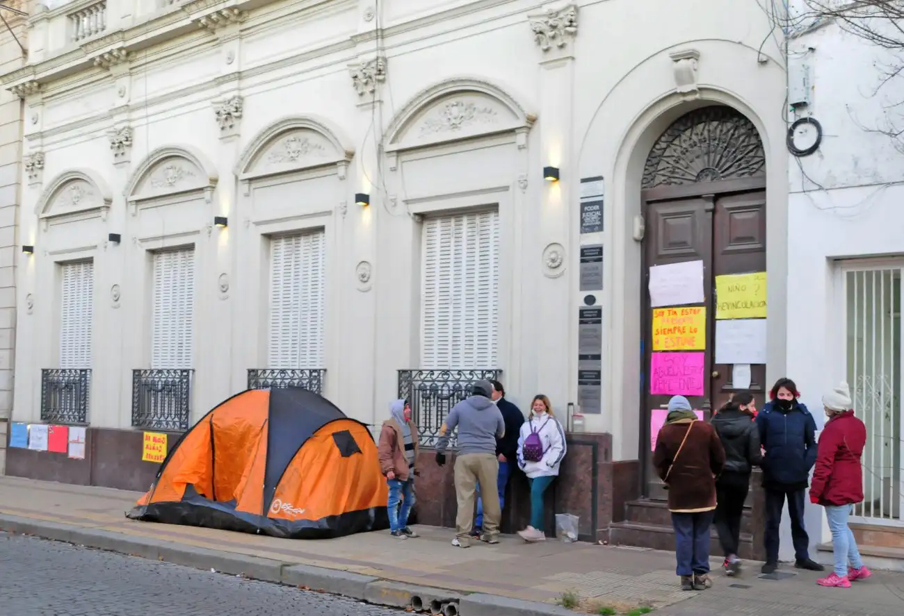 El padre que se encadenó al Juzgado de  Familia tiene una denuncia por abuso sexual
