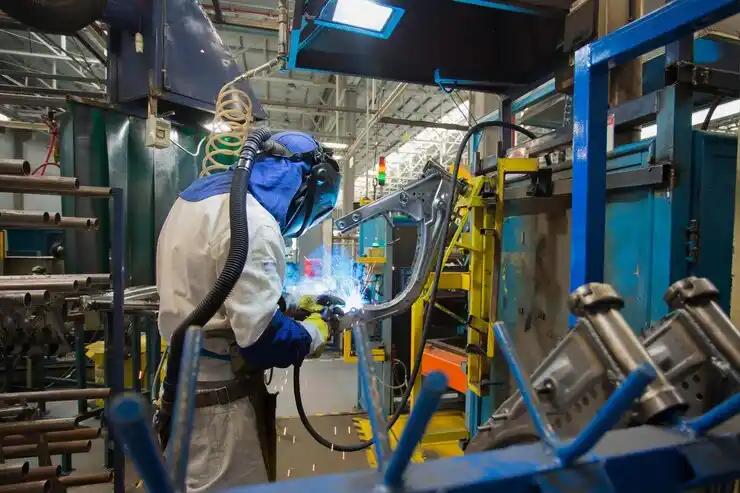 La producción industrial experimentó una merma mensual del 0,8%, y mantiene la caída interanual.