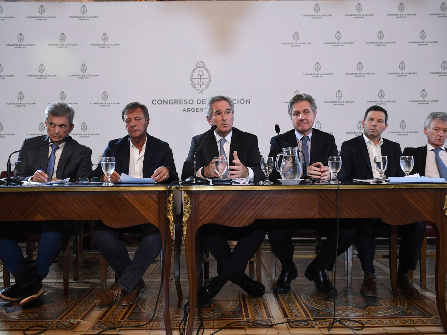 El oficialismo logró las firmas para discutir el DNU de la deuda