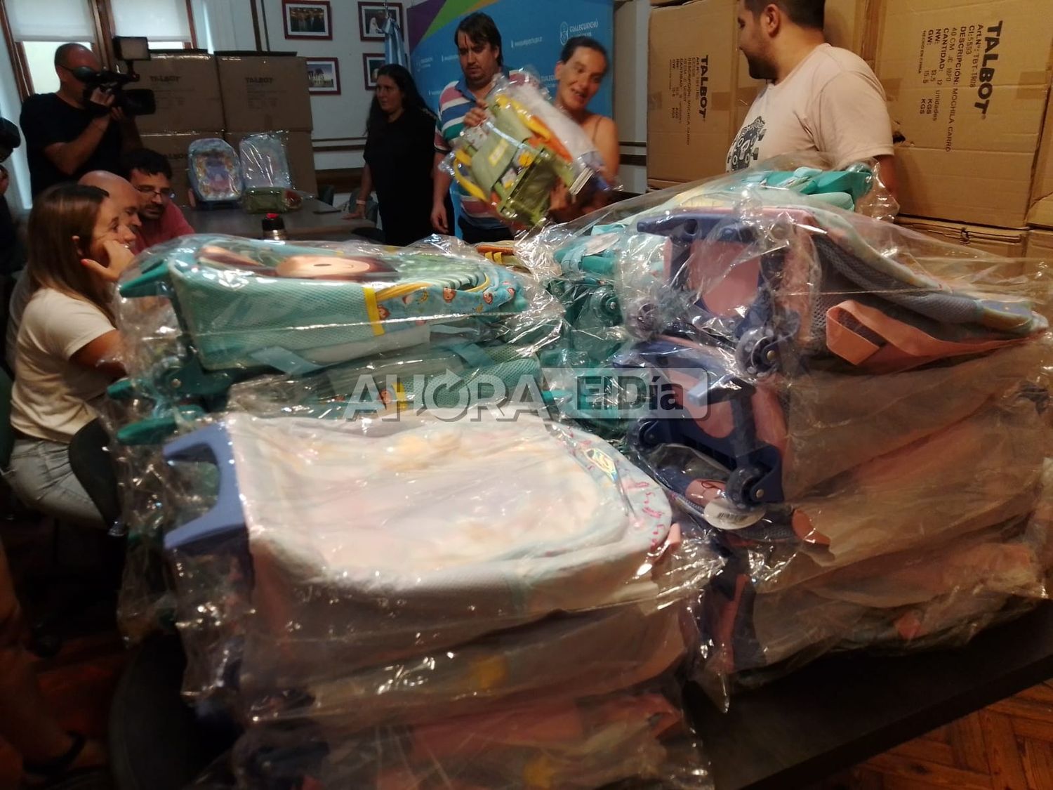 Comenzaron con la entrega a los niños de la ciudad de las mochilas donadas por la Aduana