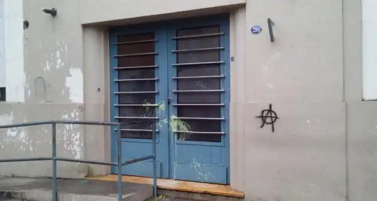 Desconocidos arrojaron pintura a la puerta de Desarrollo Social