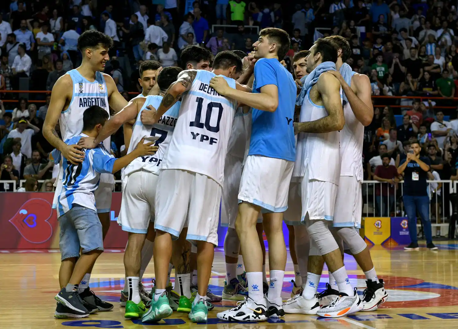 El festejo argentino tras el triunfo del jueves por la noche.